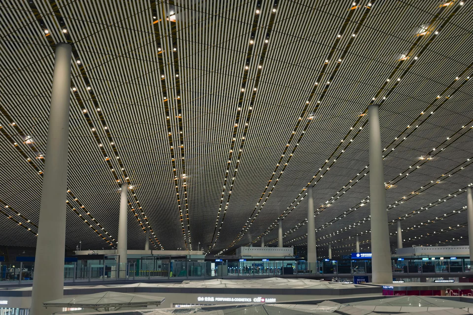 Terminal aéroport moderne, transferts CDG et Orly Taxi Olmedo