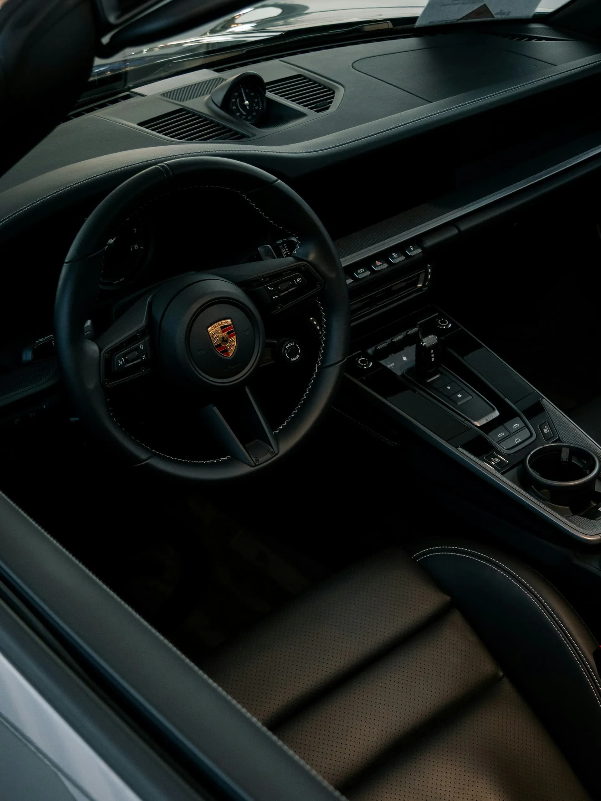 Intérieur cuir du véhicule Taxi Olmedo, confort et propreté